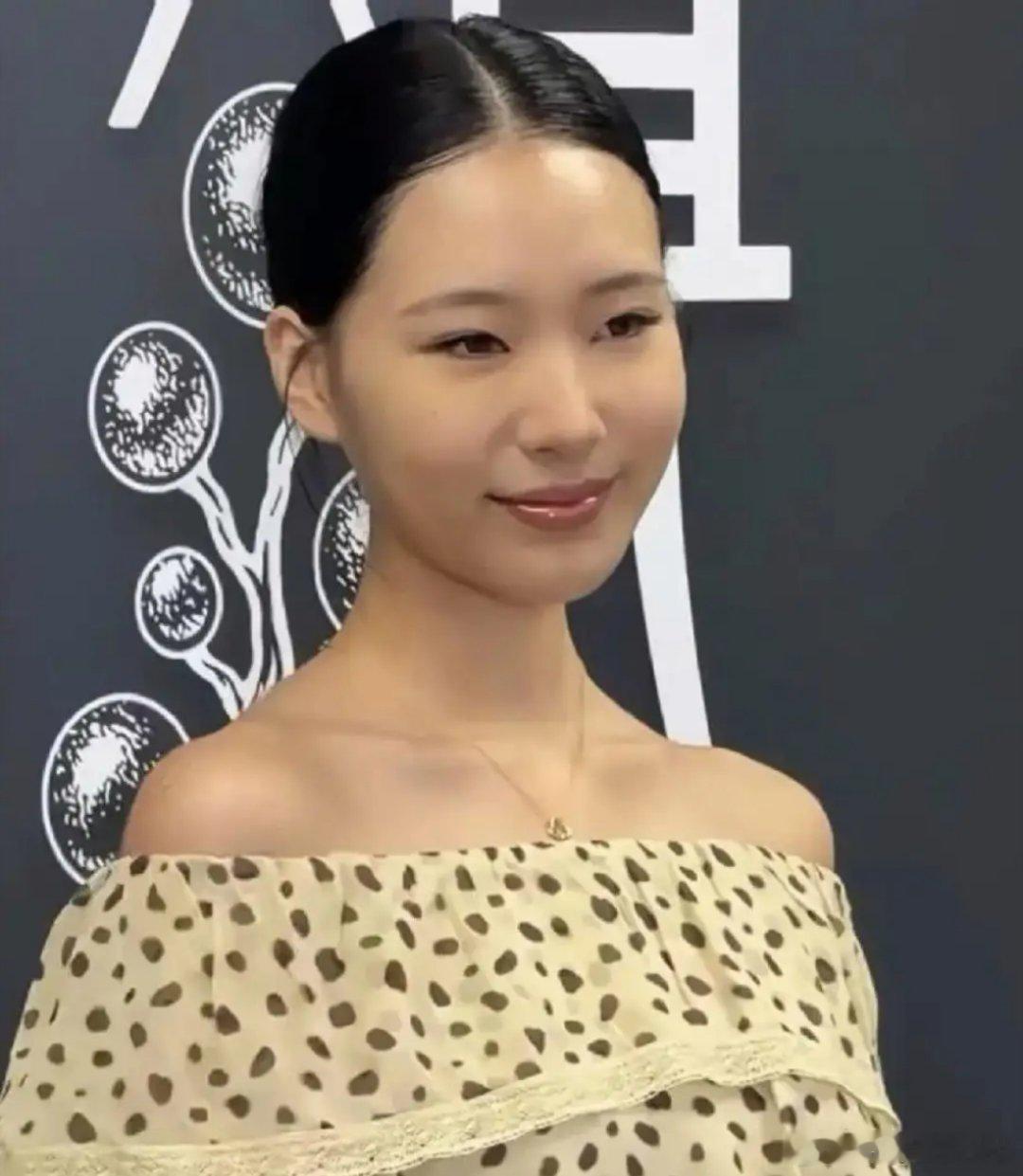 小S大女儿出道，长得一言难尽，没有遗传妈妈小S的高颜值，不过个子很高，号称“小林