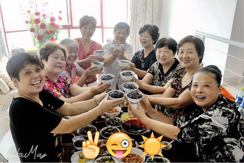 那年今日：我们欢聚一堂，用亲手去山上摘下的乌米饭叶子煮成乌米饭开开心心美餐了一顿