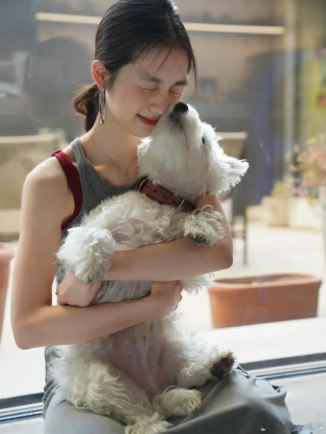 黄磊大女儿黄多多晒近照，抱狗狗出镜画面有爱，颜值好高太像孙莉！ 