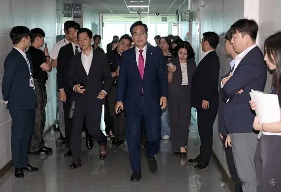 11日，韩国国民力量党紧急对策委员会委员长兼院内代表宋彦锡，就特别检察组对该党议