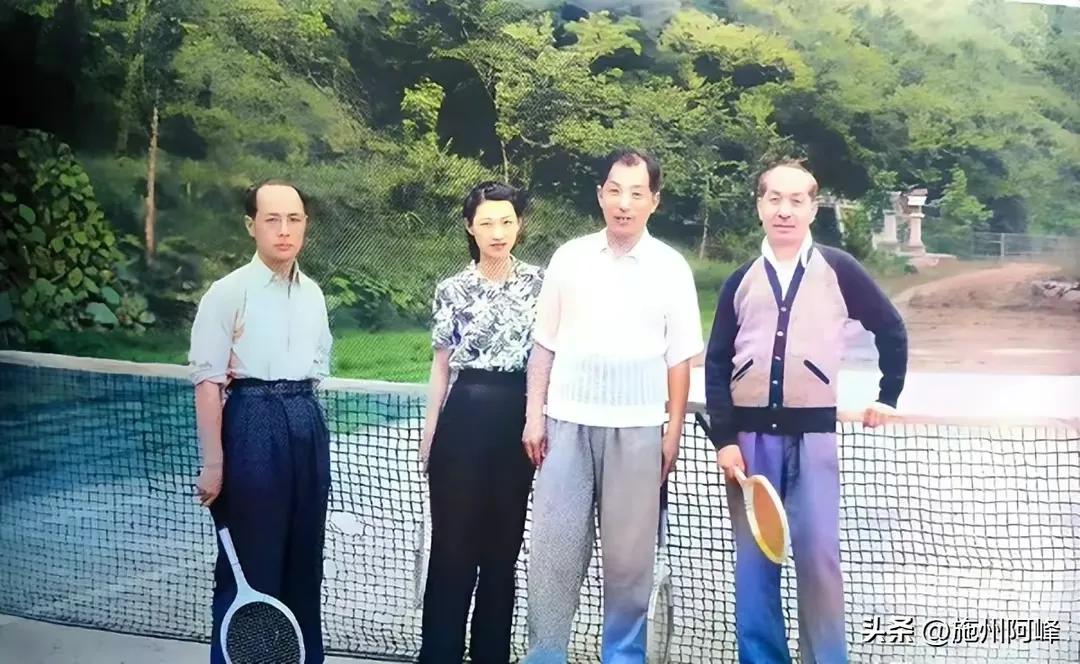 张学良被囚期间百无聊赖的和两名看守人员打网球打发时间，可以看出虽然被囚，可张的生