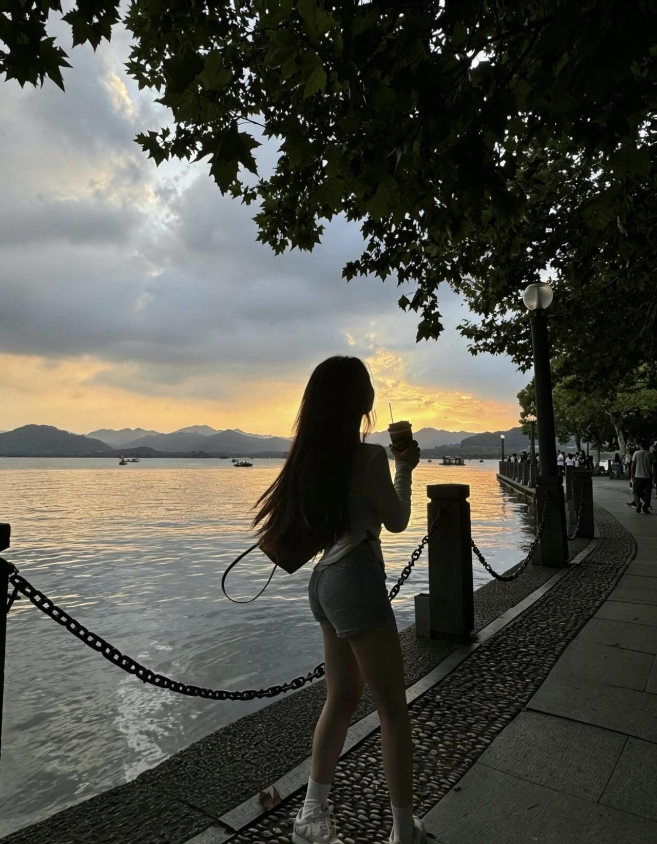张爱玲曾一针见血地说：
“女人这一生，
最大的错觉，
就是以为男人会为了自己改变