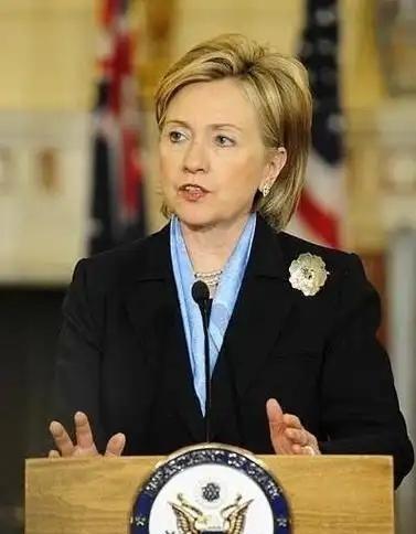 如果当年是希拉里进了白宫，我们现在可能在一条窄巷子里喘不过气！希拉里这种典型的美