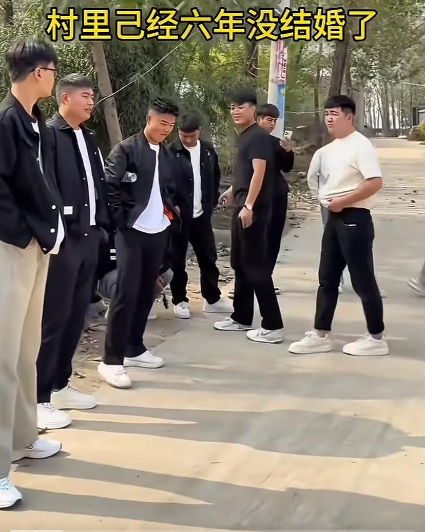 一群单身青年，个个挺帅的。网友说村里六年没结婚了，这形势再拖上几年他们都成大龄青