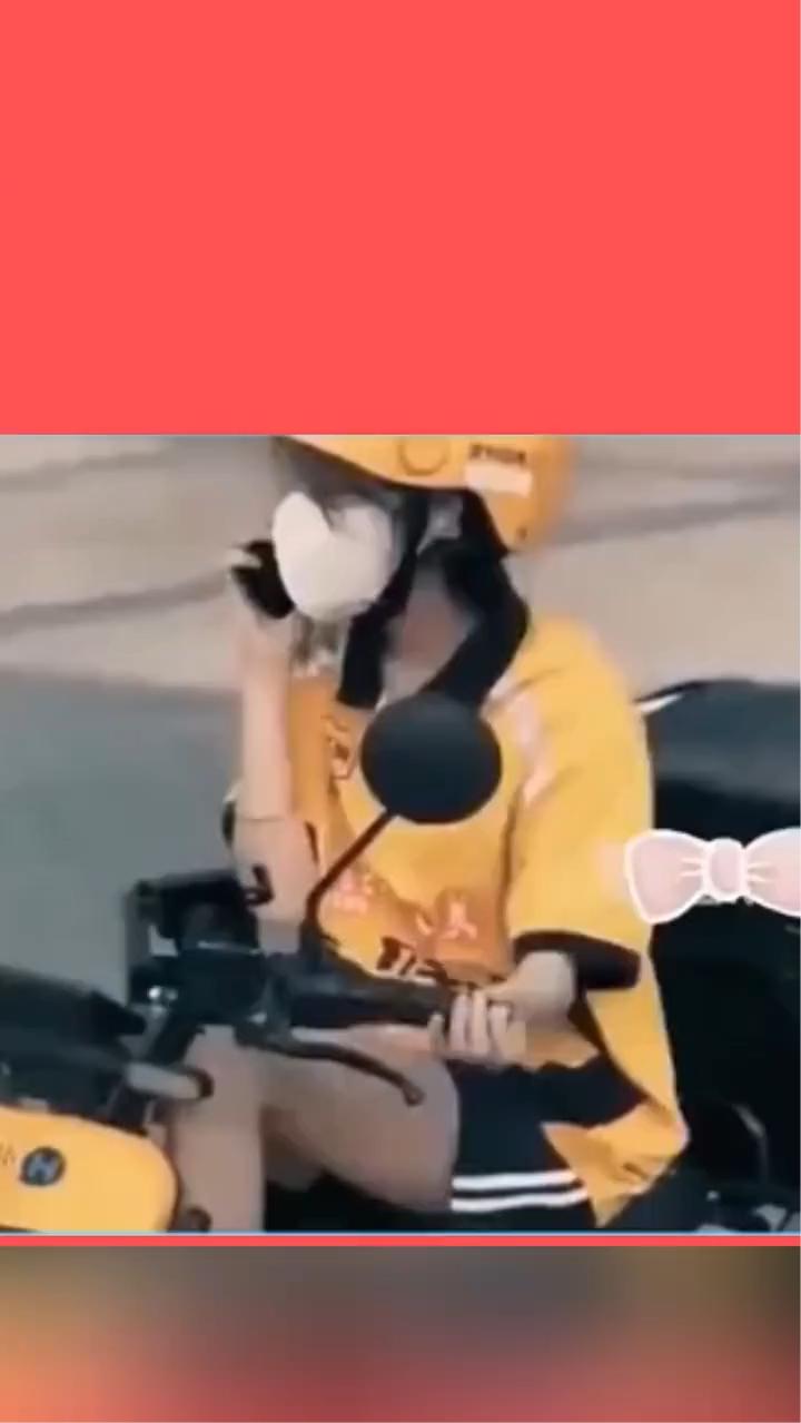 女外卖员很敬业，打电话也忘不了练习，注意手部动作。