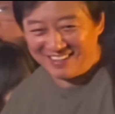 牧歌被我女逗的眼睛都看不见了 ​​​