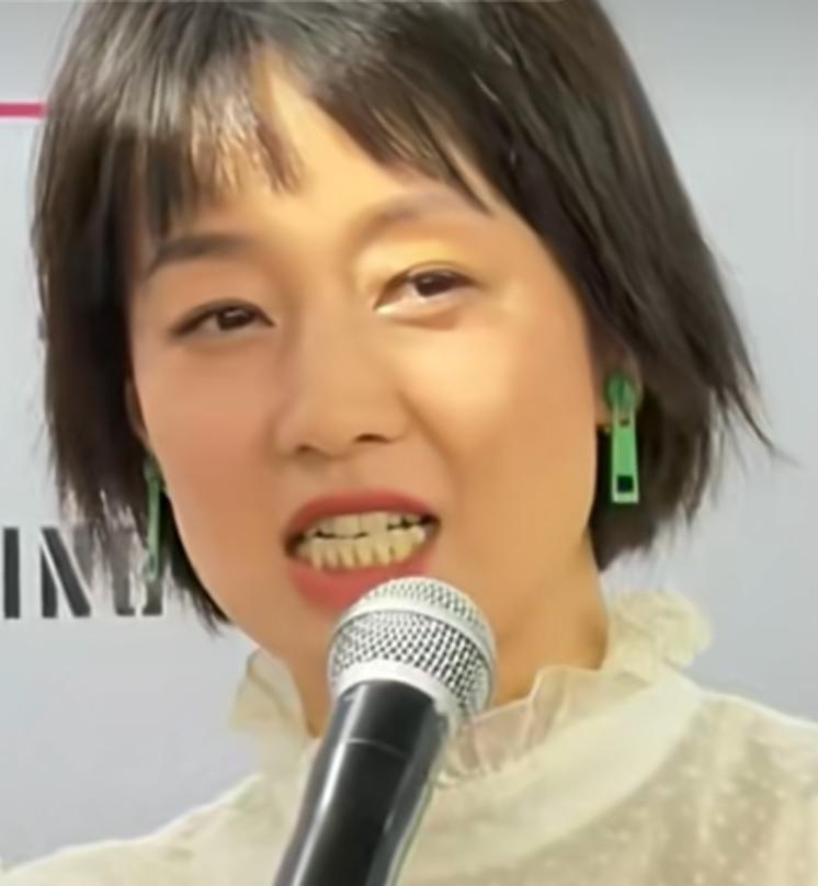 偶遇马伊琍现身温州出席活动，造型翻车一如邻家妇人，妆容随便，不修边幅，又黑又瘦，
