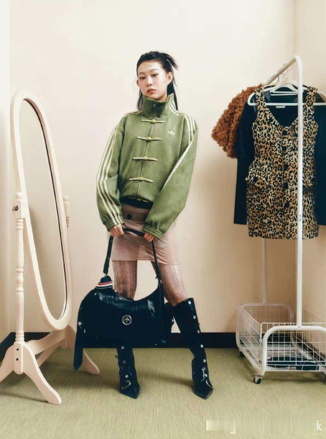 沈佳润举了nina的小镜子 镜子里映出的沈佳润好自在好松弛吧，不经意的小动作，把