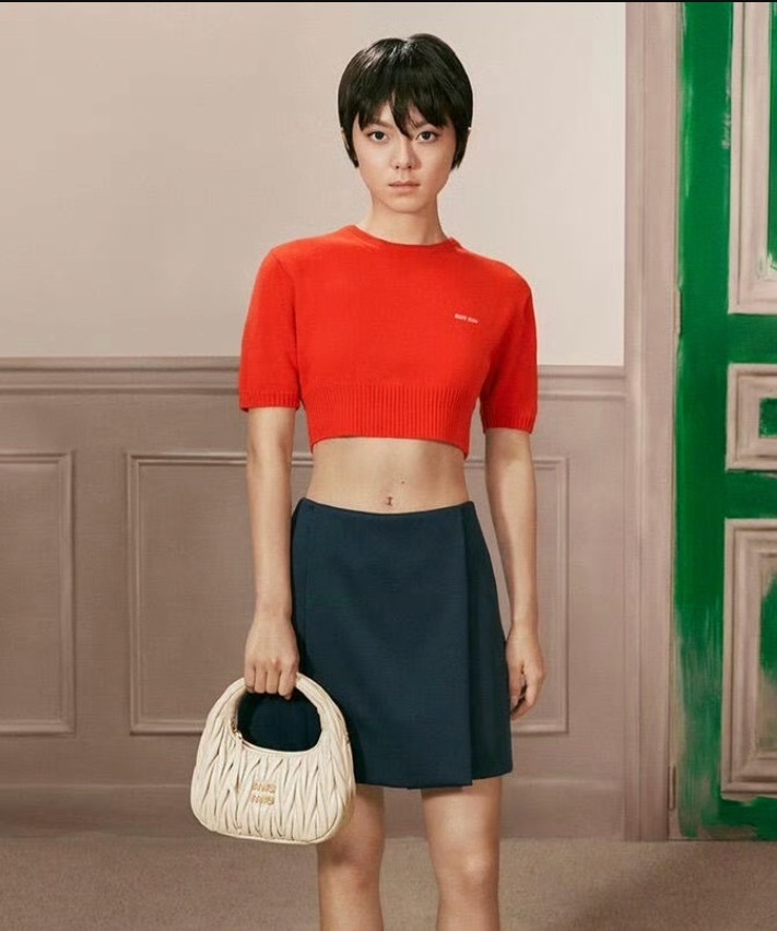 Miumiu给赵今麦这组拍的确实很难评，但也不是区别对待啦，因为gigi也是同款