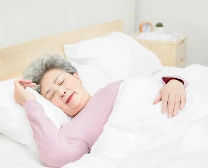 老年人睡太早有危害？医生呼吁65岁以后最好在这个点睡觉

很多人都认为，老年人越