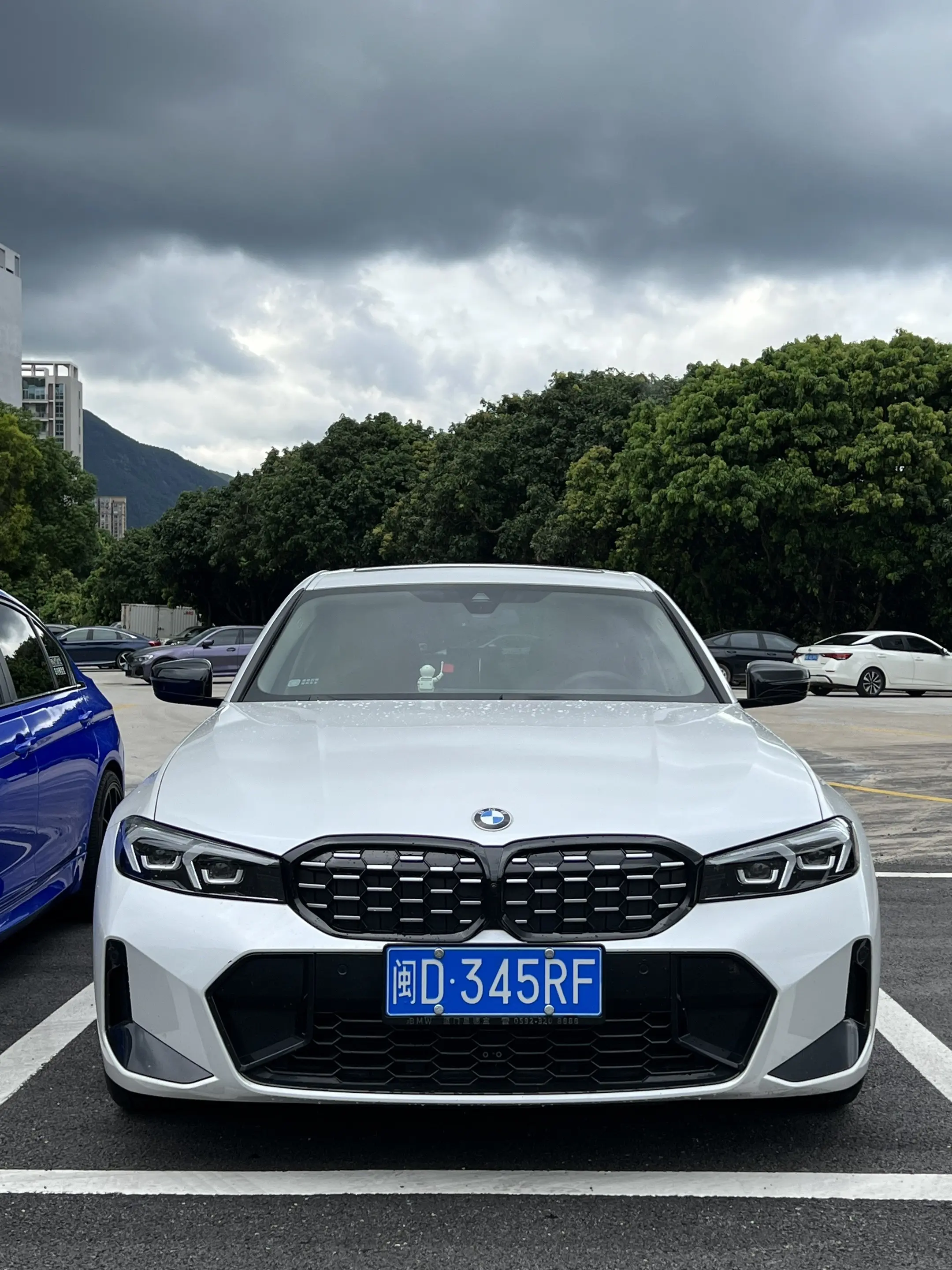 在网络里很普通的一台325Li，是多少男孩子的梦中情车？