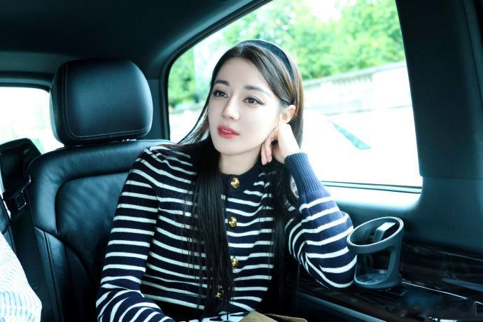 #迪丽热巴巴黎碎片更新##迪丽热巴更新巴黎碎片#迪丽热巴的美照多多益善，巴黎碎片