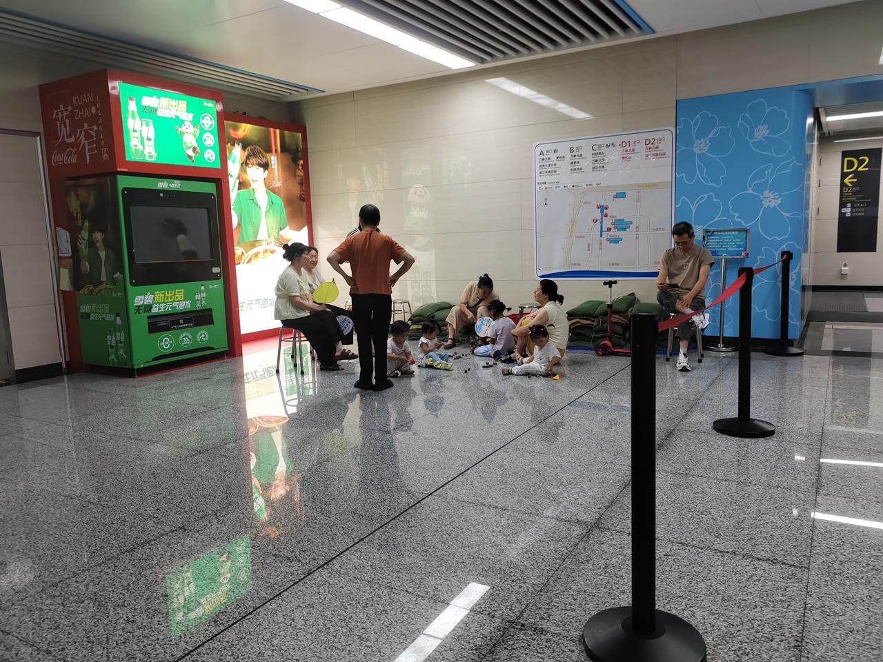 连日成都酷暑难耐，地铁全线贴心设置纳凉专区，站内清凉宽敞又安全，成了家长遛娃好去