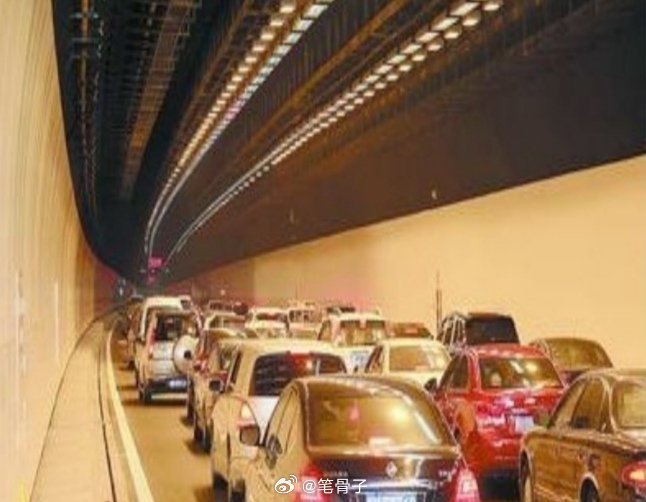 “晕隧”的人还真不少，明明是限速80、90的，却偏偏都开成了龟速，急的火冒三丈也
