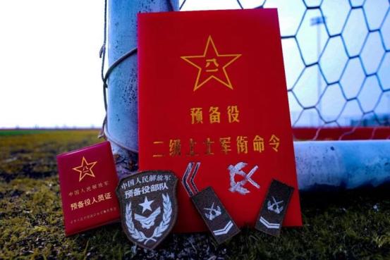 台湾时事评论员谢寒冰：你们知道中国大陆这两天在干什么吗？他在给全国的退伍军人制发