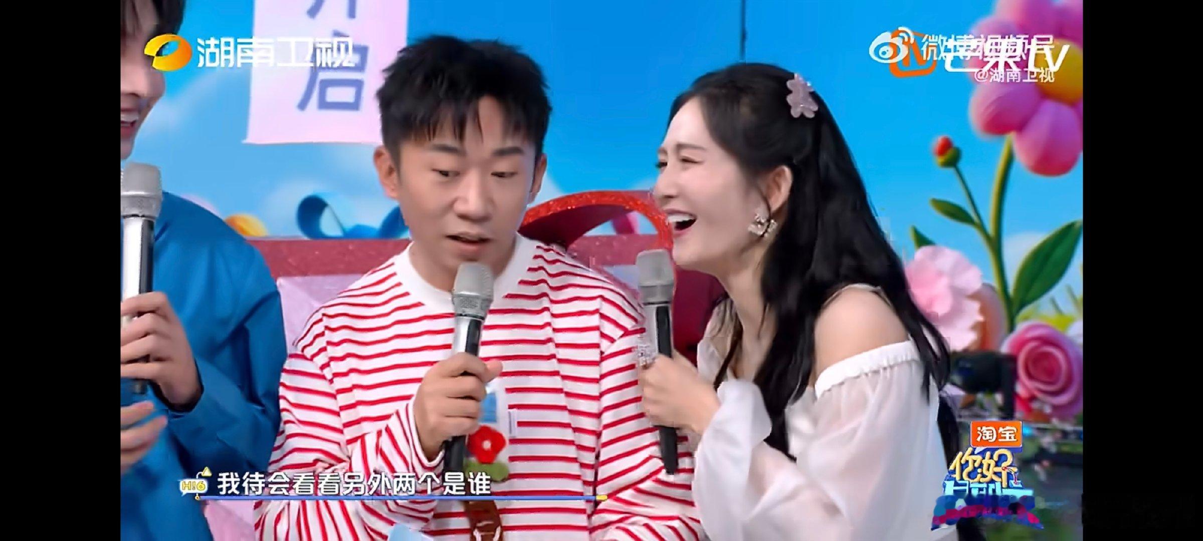 谢娜字字都在扎杨迪的心谁能想到后续轮到李小冉和何炅依次领取卡牌的时候，两个人全都