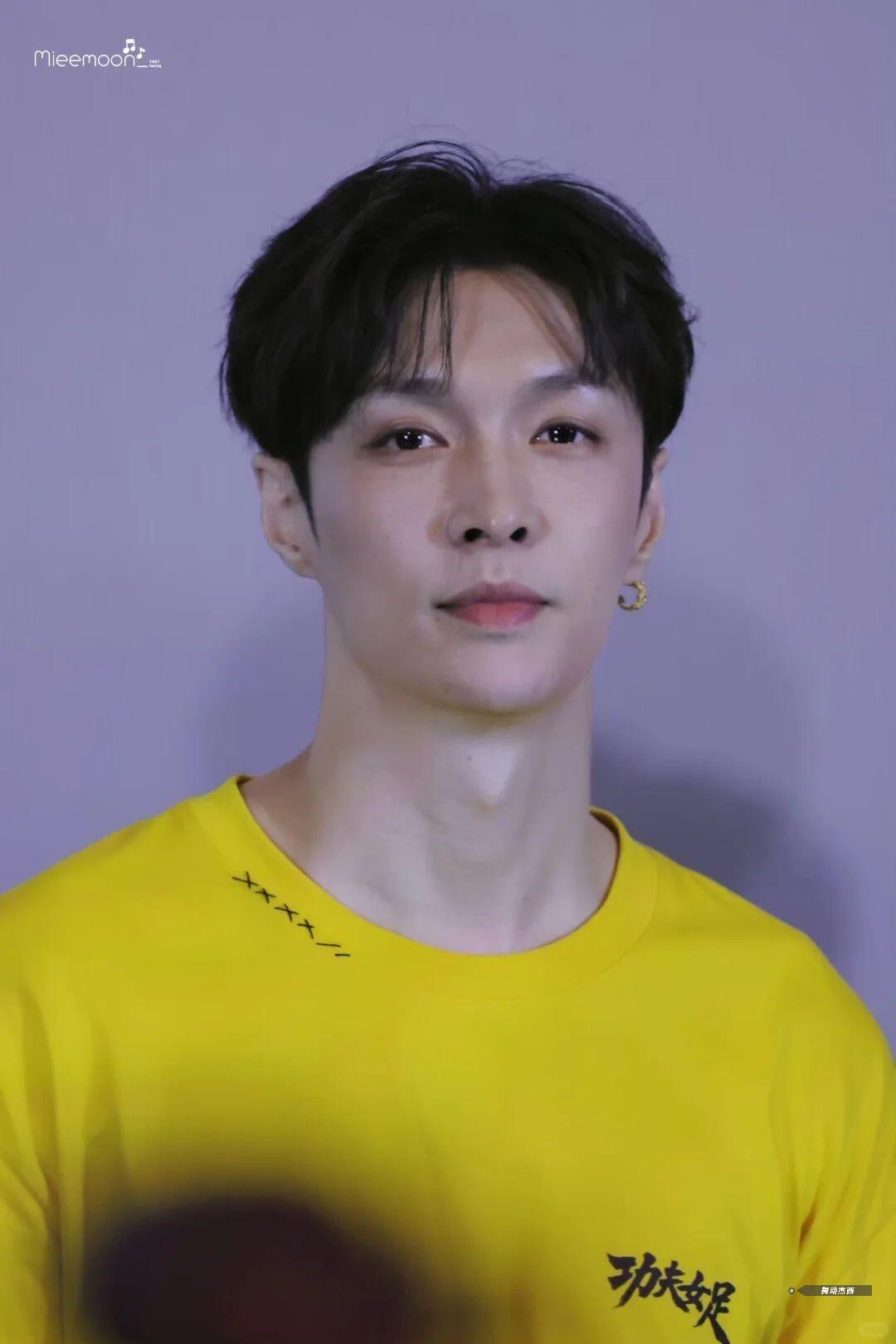 原来张艺兴也可以这么的秀色可餐

我对象是完全不关注娱乐圈的直男，内娱明星几乎认