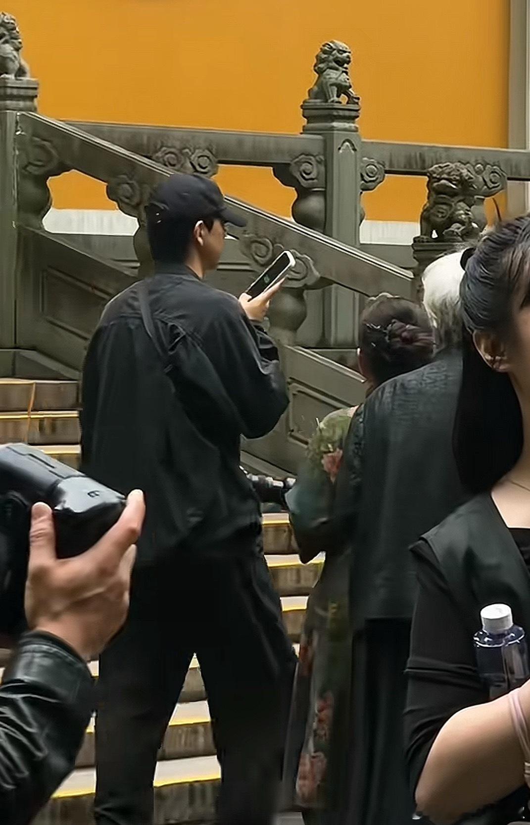 李现灵隐寺路透，这状态好自由 