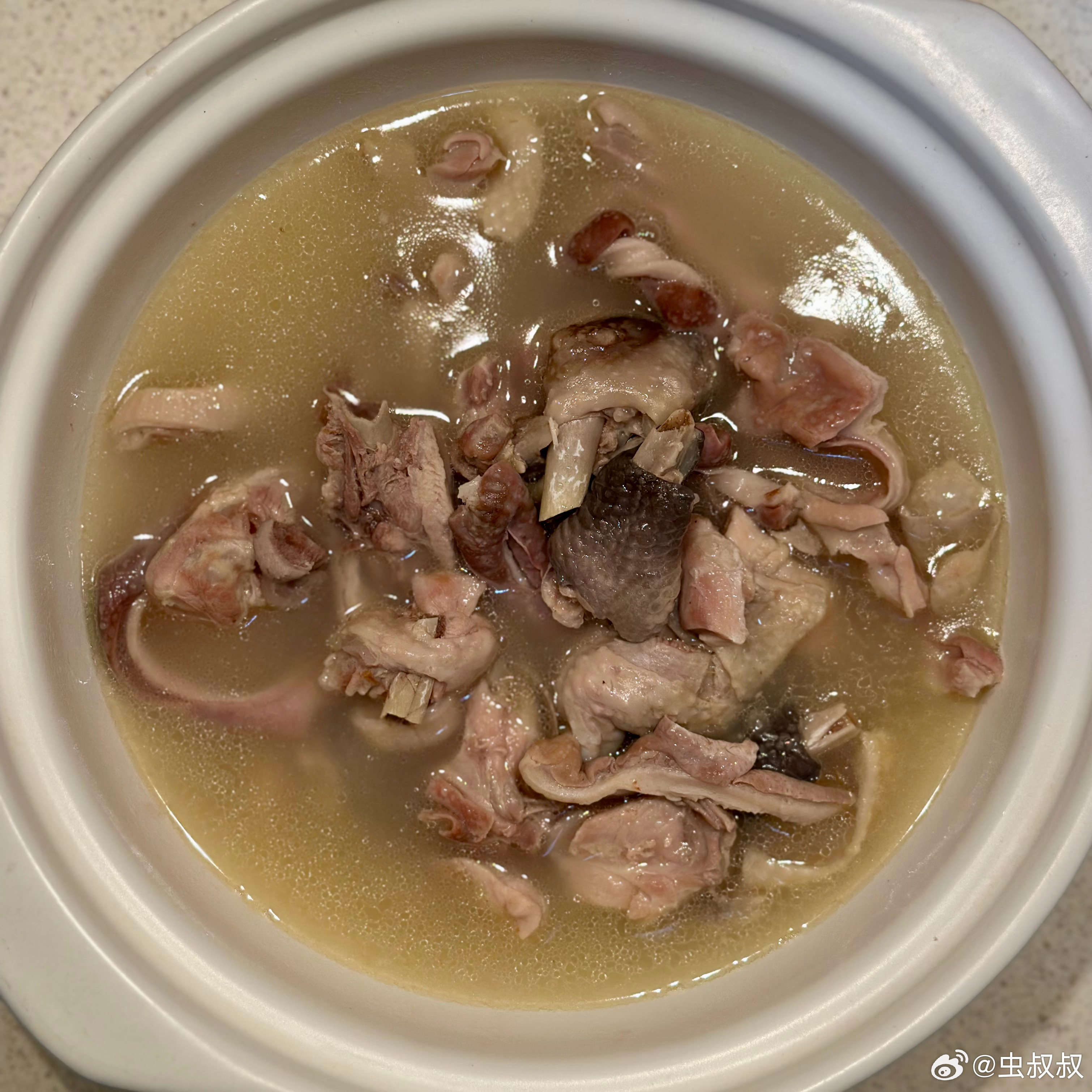晚餐。猪肚鸡煲，吃完再煮点蔬菜和粉丝。主食吃发糕。 ​​​