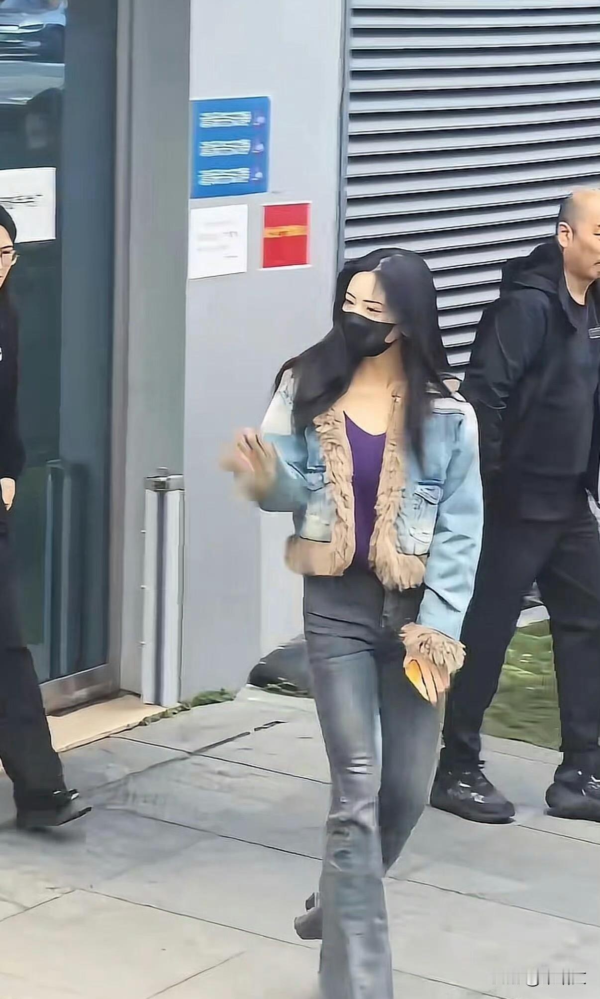 沈月这腿细到离谱！复古喇叭裤穿出姐感，这风格直接焊死！
 
沈月最近的穿搭杀疯了