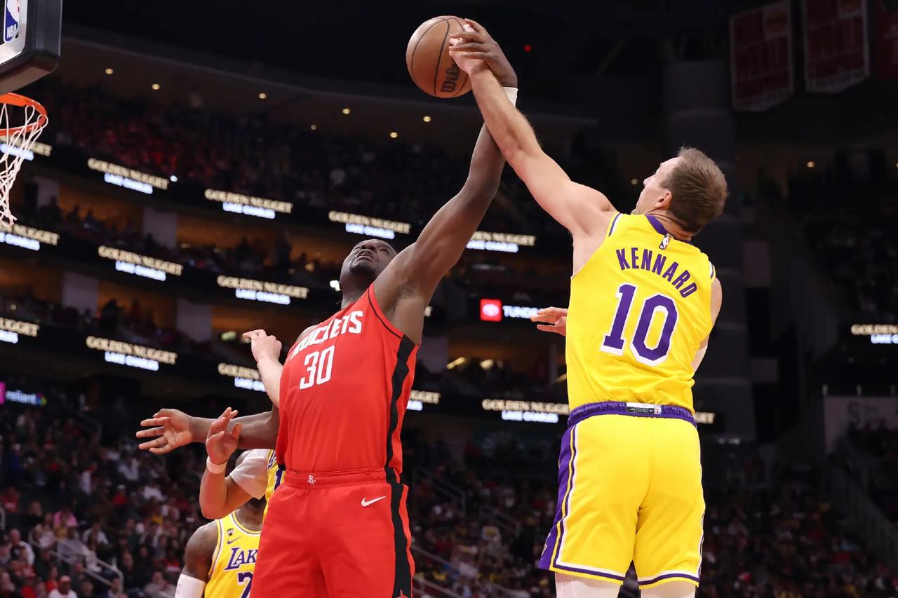 湖人为何能够战胜火箭的原因，湖人少了两个不会防守的发动机，东契奇和里弗斯。火箭少