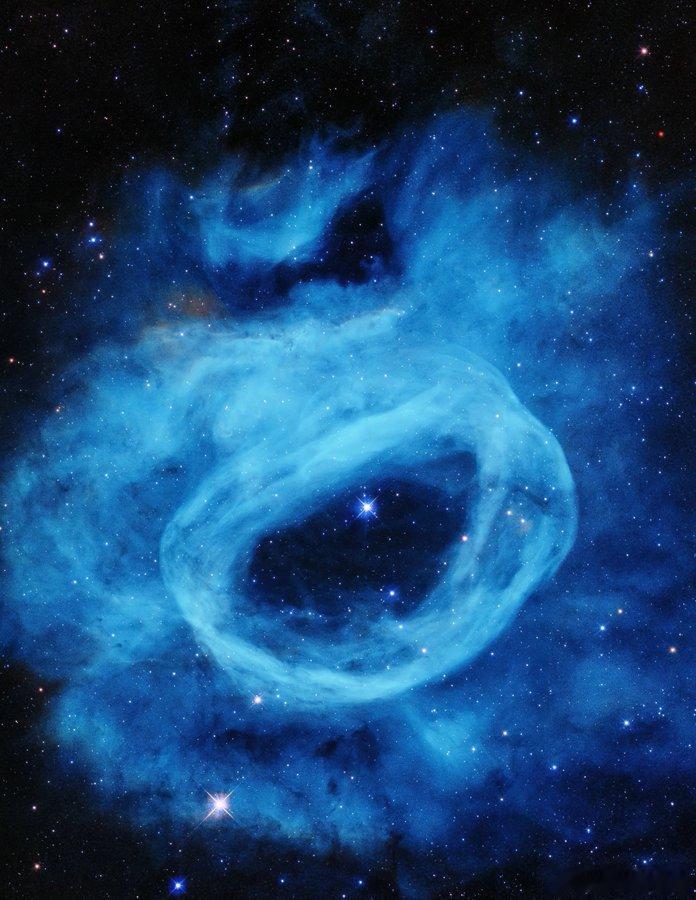这不再仅仅是一阵恒星风——它是一场恒星飓风！在这张图像中，我们看到了星云NGC 
