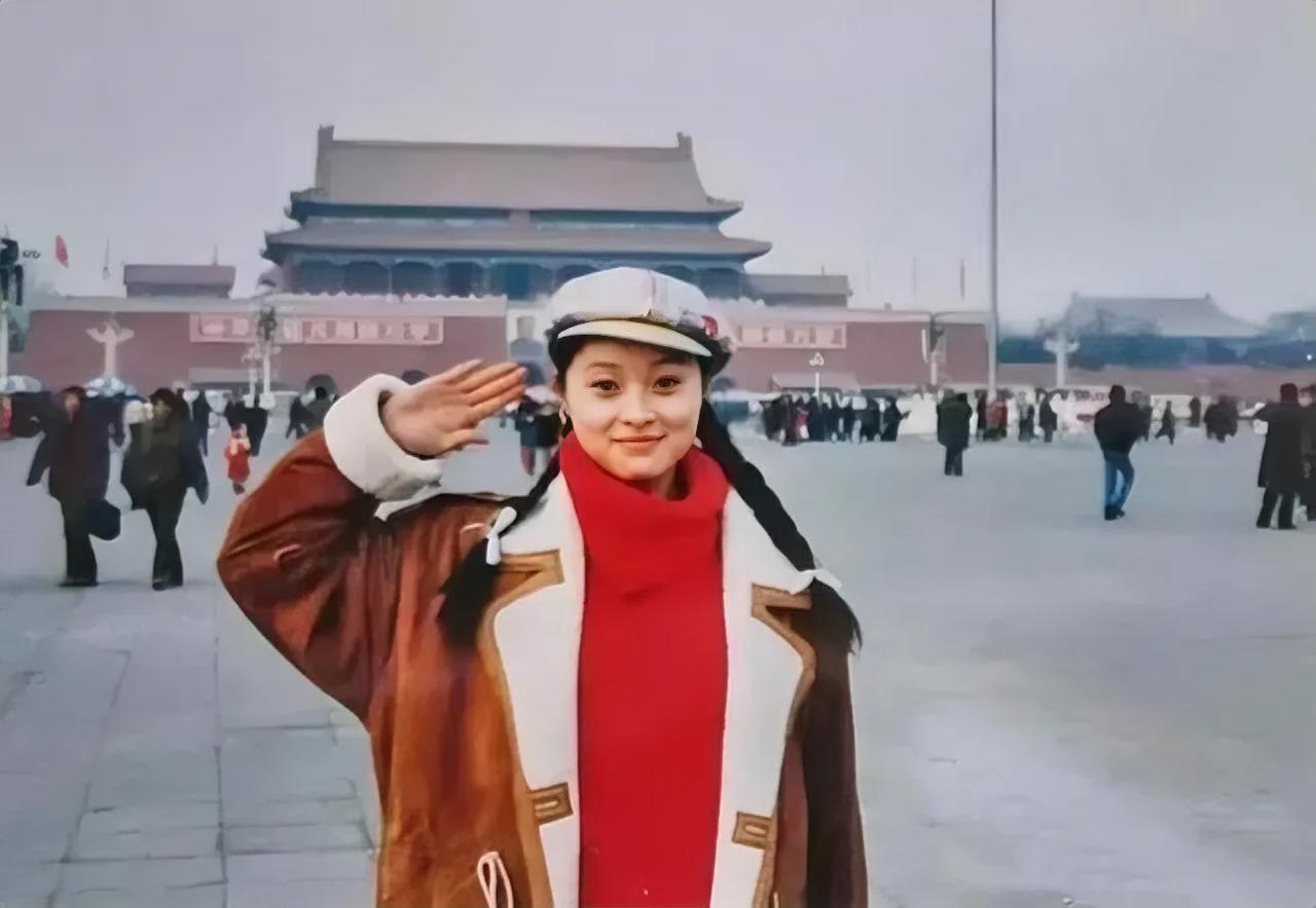 这是吴越吗？全身心都洋溢着青春气息。
天安门广场上，她打着举手礼，有点可爱，有点