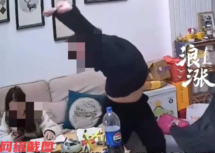 湖南常德有十四岁初中男孩凌晨五点起来写作业。

看到孩子的学习还是很辛苦，这不孩