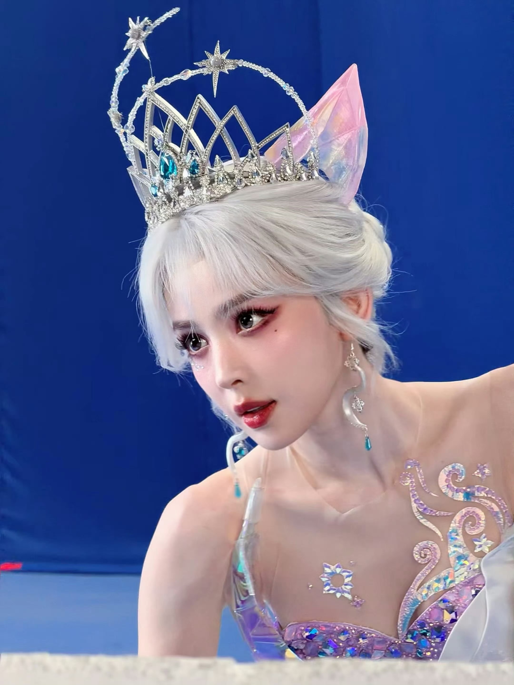 娜扎cos幻音九尾娜扎这银发太绝了，绝美九尾狐