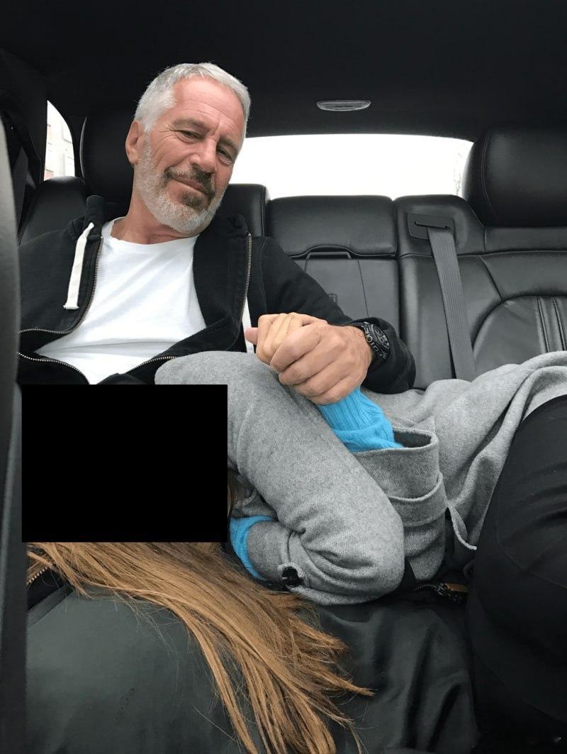 爱泼斯坦美国司法部公布的一张照片显示，杰弗里·爱泼斯坦与一名年轻女孩坐在车后座上