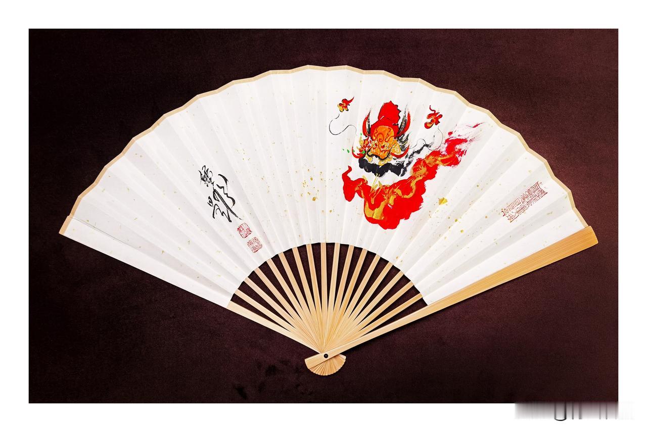 我平时只做扇面
​扇骨自配
​丰俭由人
​这次手里有几柄旧扇骨
尺寸是9寸18方
