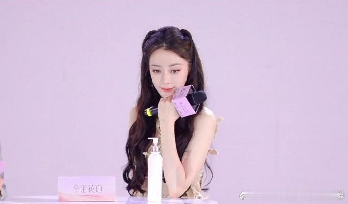 迪丽热巴立体花朵新季高定裙  迪丽热巴猫猫头限时返场  迪丽热巴的新造型，是春日