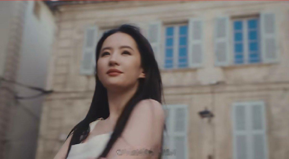 刘亦菲黑长直碎花裙刘亦菲漫步法国古城刘亦菲黑长直碎花裙好美 ​​​