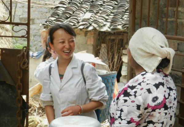 2008年，一女子为了和丈夫团聚，放弃城里的高薪工作，来到了偏远山村开小诊所。两
