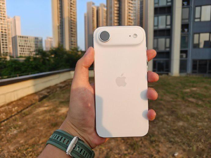 7999买iPhone Air谁懂啊 救命！除了媒体测评和极致轻薄爱好者，还有人