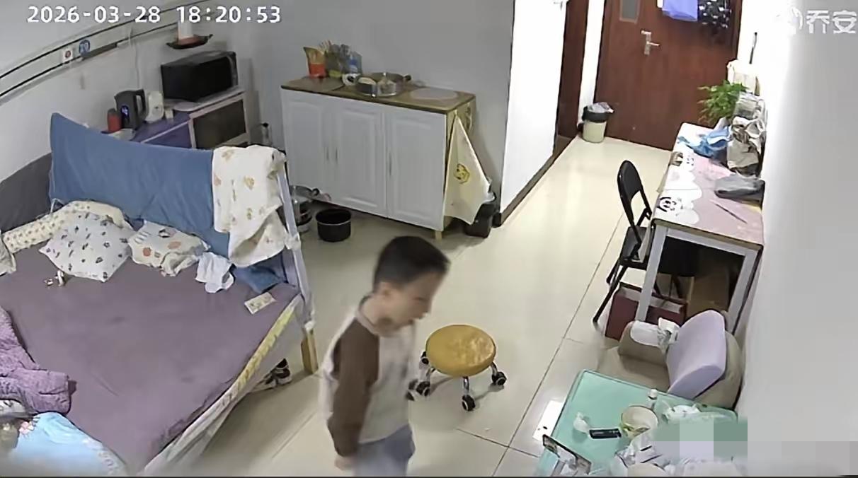 5岁男孩从小瘫痪不会走路，28日晚，妈妈把孩子放到床上便去端水给孩子洗脸，回来竟