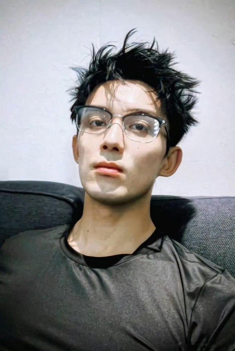 没认出这是吴磊解锁新身份！吴磊在《群星闪耀时》里演科研人员，这怼脸镜头氛围感绝了