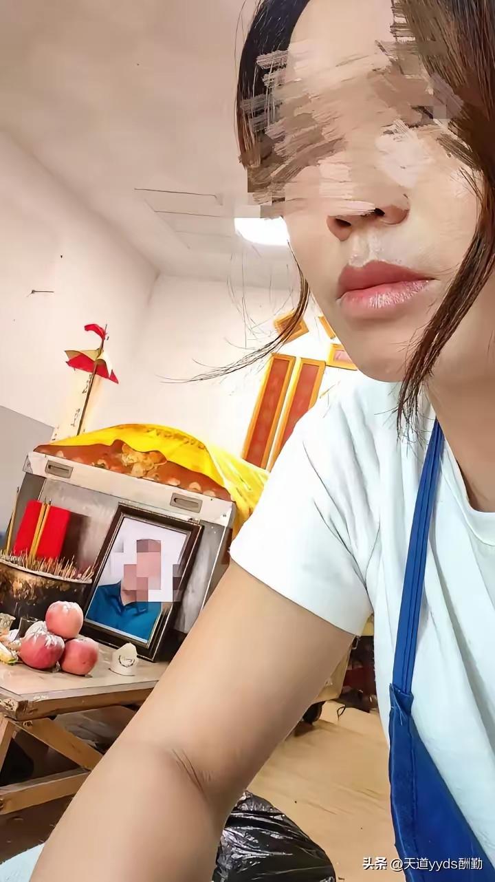 父亲病危请假被拒，女员工含泪送终后遭辞退：公司一句“旷工自离”惹众怒！

“爸，