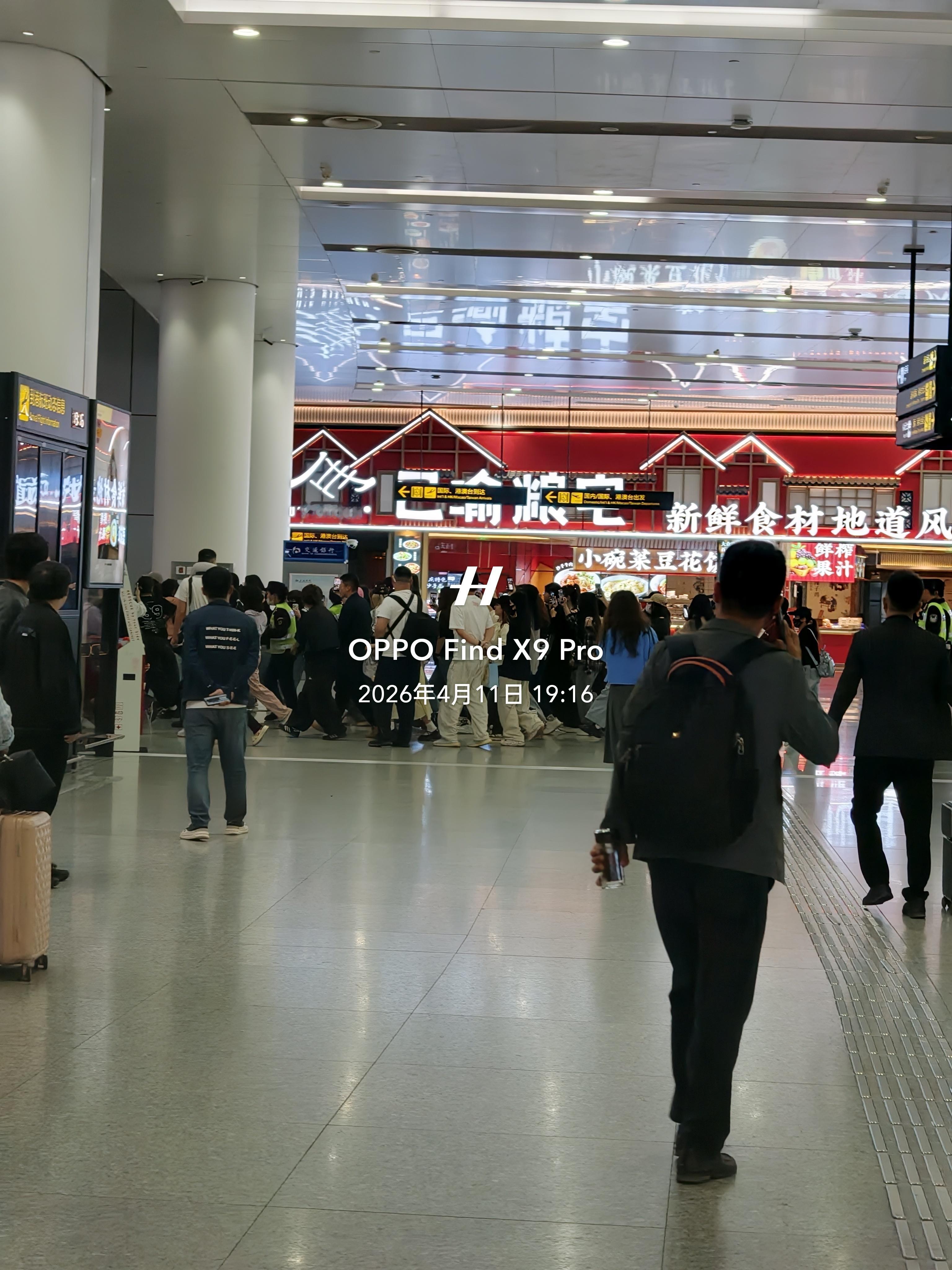 搞不懂这些追星的，没事儿干？机场等几个小时，明星下飞机又追着跑、我是想不通…