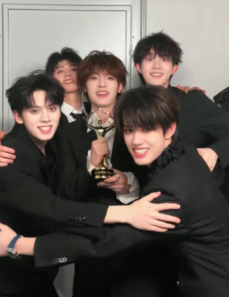 TOP登陆少年组合超话和登陆少年共赴梦寐之约 🦋top登陆少年组合梦寐以求演唱