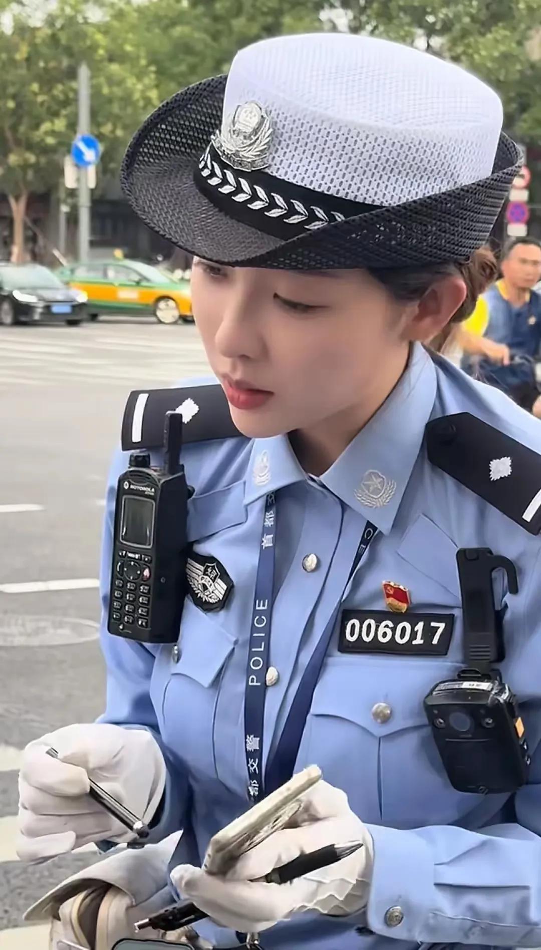 高温下的最美交警张钰，又美又飒守护平安
 
最近，美女交警张钰火遍全网🔥 高温