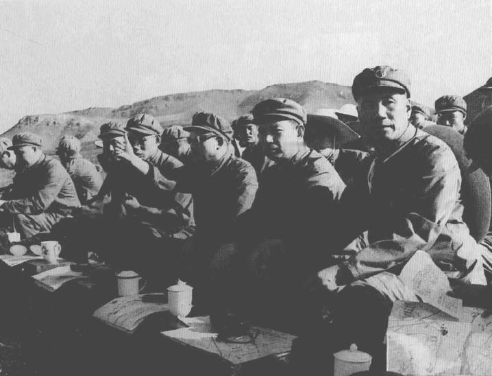 炮兵司令员吴克华(前左6)、政治委员陈仁麒(前左5)、副司令员吴信泉(前左4)、