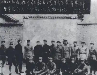 江西一大地主，买枪支持儿子参加红军，21年后儿子率军解放全省。
 
这位地主是江