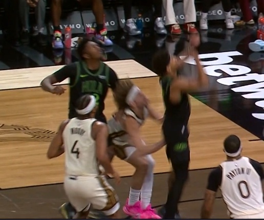 这有什么一直回看的鹈鹕22号推了波杰 导致他受不住力 撞到了人 