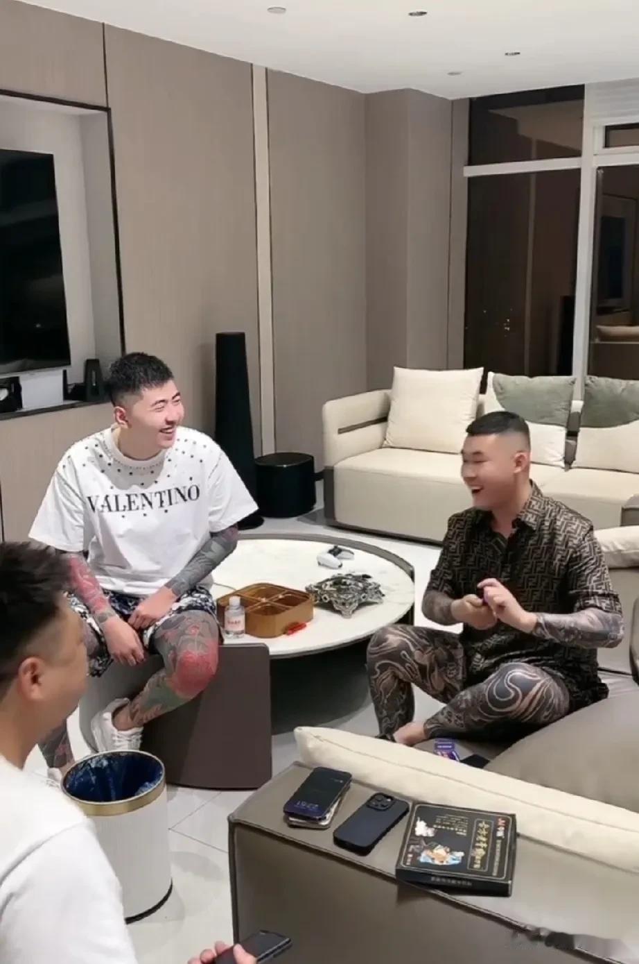 阿厦加入驴家后，驴家又多了位有纹身的猛将，让驴家更霸气了，也更喜欢呆在南方，因为