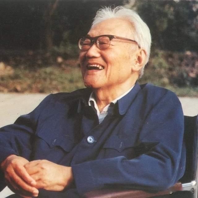 他活了101岁，一生却只将深情给了一个人，用33年与妻子的骨灰相伴，最终以海为冢