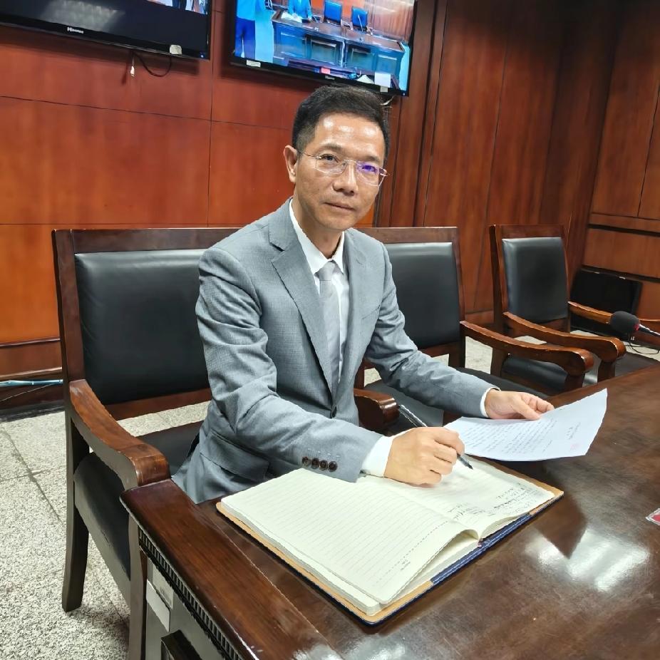 李老师又出发了
我们很多人还在睡梦中，李老师已经奔波在为他的当事人维权路上，今天