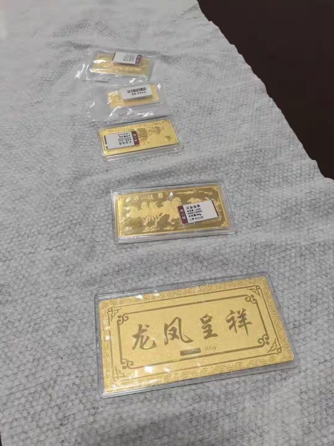 湖北荆州，70岁的老太太，拿出一生积蓄，一共24万元去金店买了黄金，然后坐上门口