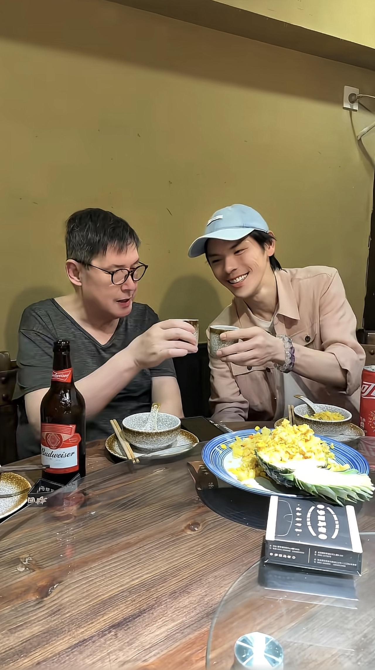 7月2日，向佐晒为岳父庆生的画面，翁婿俩碰杯共饮，郭爸这女婿真不错啊。

前几日