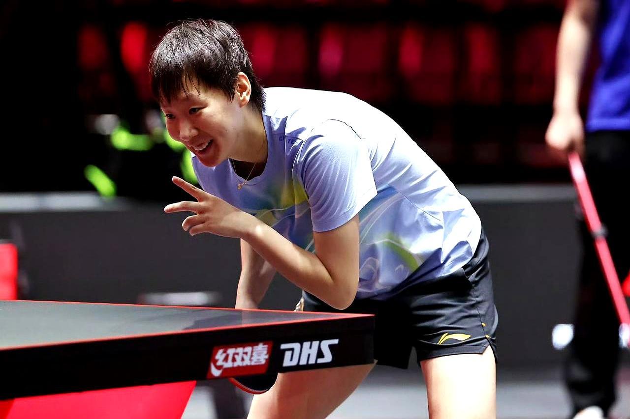 大战在即，王曼昱却在训练场笑出了声。
 
对练的球刚落地，她侧过身跟队友说了句什